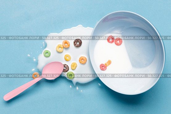 spilled milk milk bowl top view. High resolution photo. spilled milk milk bowl top view. High quality photo. Стоковое фото, агентство Ingram Publishing / Фотобанк Лори