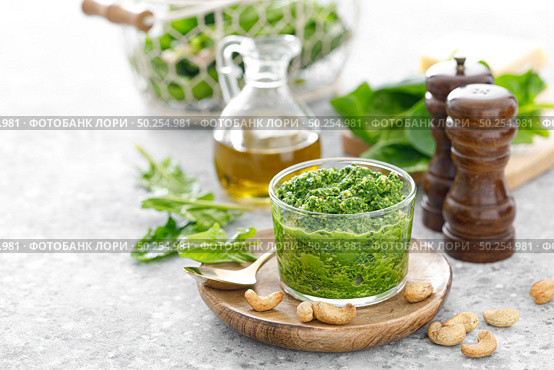 Spinach pesto sauce with cashew, parmesan cheese and olive oil. Стоковое фото, агентство Ingram Publishing / Фотобанк Лори