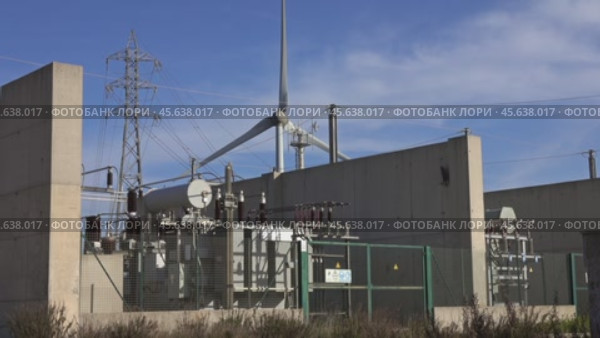 Spinning wind turbine and electrical equipment. Стоковое видео, видеограф Михаил Коханчиков / Фотобанк Лори