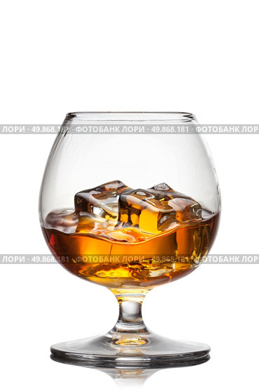 Splash of whiskey with ice in glass isolated on white background. Стоковое фото, агентство Ingram Publishing / Фотобанк Лори