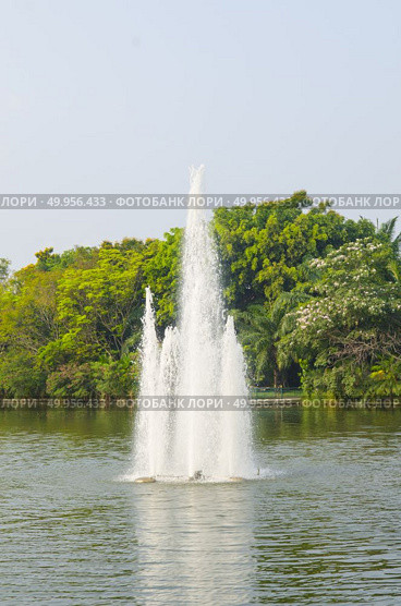 Splashes of fountain water in a sunny day. Стоковое фото, агентство Ingram Publishing / Фотобанк Лори