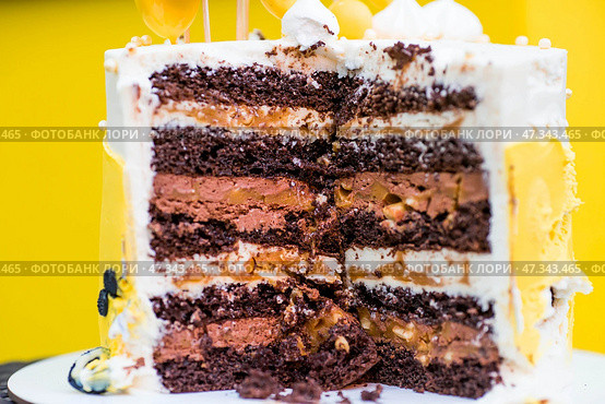 Split cake, chocolate cake filling with cream, slice of cake, dessert for tea, birthday party, sponge cake with cream. Стоковое фото, фотограф Photojuli / Фотобанк Лори