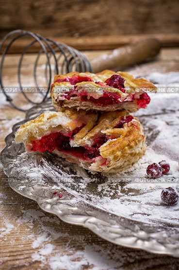 sponge cake and Christmas characters to the new year holiday. Стоковое фото, агентство Ingram Publishing / Фотобанк Лори