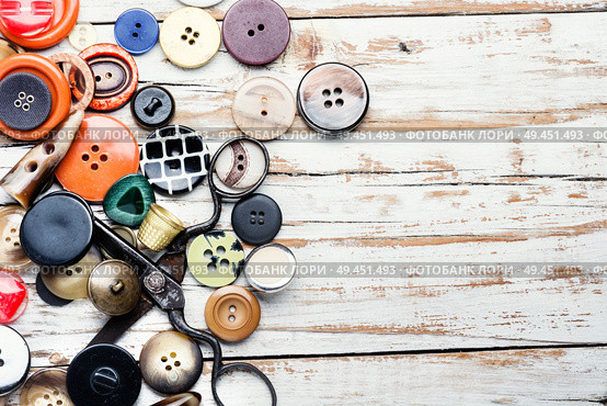 Spools of threads and buttons on wooden table.Accessories for sewing. Tools for needlework. Стоковое фото, агентство Ingram Publishing / Фотобанк Лори