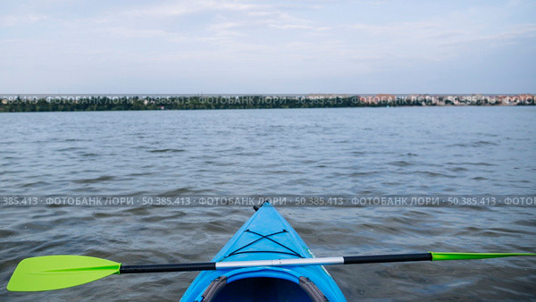 sport kayak rocky lake shore. Стоковое фото, агентство Ingram Publishing / Фотобанк Лори