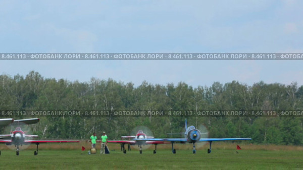 Спорт самолеты ЯК-52  готовятся к взлету (2015 год). Редакционное видео, видеограф Игорь Жоров / Фотобанк Лори