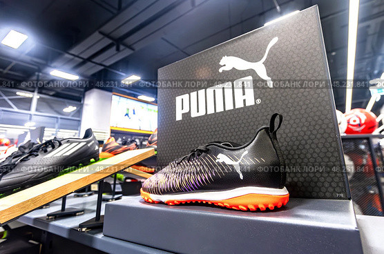 Спортивная обувь Puma. Puma — немецкий бренд, который занимается маркетингом, дистрибуцией и лицензированием обуви. Редакционное фото, фотограф FotograFF / Фотобанк Лори