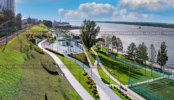 Спортивная зона на центральной набережной города Перми. По реке Каме идет теплоход. Облака поднимаются над рекой. Летняя панорама. Пермь. Пермский Край. Россия. 08.20.2024. Sports areas on the central embankment of the city of Perm. A motor ship is traveling along the Kama River. Clouds rise over the river. Summer panorama. Permian. Perm region. Russia. 08.20.2024. Редакционное фото, фотограф Бузмакова Светлана / Фотобанк Лори