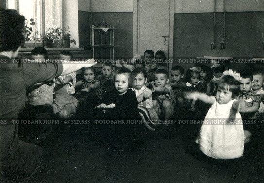 Спортивное занятие в детском саду, СССР 1950-е годы. Стоковое фото, фотограф Retro / Фотобанк Лори