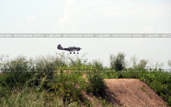 Спортивный самолет Як идет на посадку в Дракино. Стоковое фото, фотограф Щеголева Ольга / Фотобанк Лори