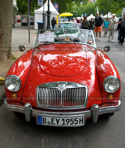 Спорткар MG MGA, выставка "125 лет истории автомобиля - 125 лет истории Курфюрстендамм", Май 28, 2011, Берлин, Германия. Редакционное фото, фотограф Sergey Kohl / Фотобанк Лори