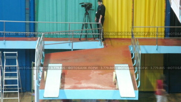 Спортсменки синхронно прыгают в воду, таймлапс (2012 год). Редакционное видео, видеограф Losevsky Pavel / Фотобанк Лори