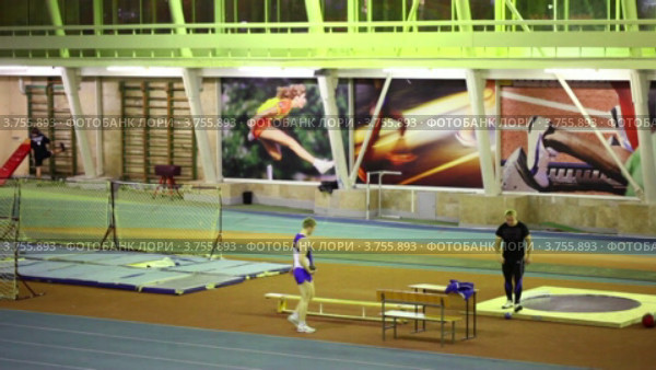 Спортсмены легкой атлетики разминаются в спортивном зале (2011 год). Редакционное видео, видеограф Losevsky Pavel / Фотобанк Лори
