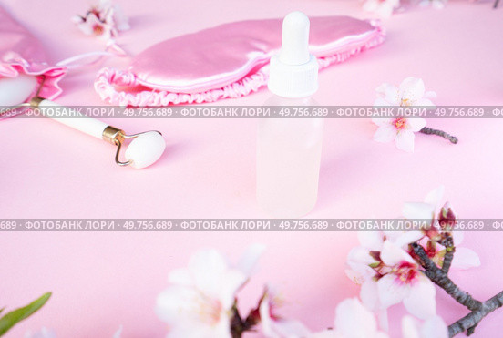 spring flowers with sleeping mask with bottle with cure, sleep-wake disorders concept, insomnia therapy, sleep difficulties and deprivation. spring flowers with sleeping mask, sleep-wake disorders. Стоковое фото, агентство Ingram Publishing / Фотобанк Лори