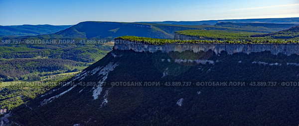 Spring landscape of the Crimean mountains, view of the Kyz-Kermen plateau in the Kachinsky valley of the Bakhchisarai district. Стоковое фото, фотограф Анна Кривицкая / Фотобанк Лори