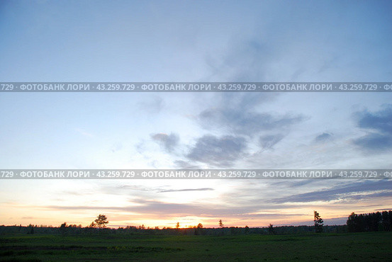 Spring sunset over the field. Стоковое фото, фотограф Andrew_Swarga / Фотобанк Лори