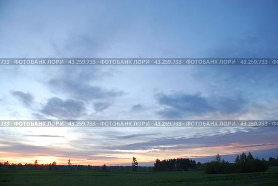 Spring sunset over the field. Стоковое фото, фотограф Andrew_Swarga / Фотобанк Лори