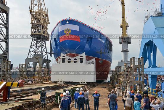 Спуск на воду атомного ледокола "Арктика" на Балтийском заводе в Санкт-Петербурге 16 июня 2016 года. Редакционное фото, фотограф Александр Алексеев / Фотобанк Лори
