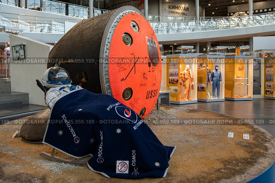 Спускаемый аппарат космического корабля "Союз-34" с космонавтом в скафандре. Экспонат Государственного музея истории космонавтики. Калуга (2024 год). Редакционное фото, фотограф Виктор Карасев / Фотобанк Лори