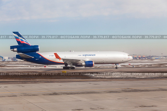 Среднемагистральный пассажирский самолет Аэрофлота Boeing B737-800, VP-BDP, на взлетно-посадочной полосе московского аэропорта Шереметьево. Москва, Россия (2012 год). Редакционное фото, фотограф Наталья Волкова / Фотобанк Лори