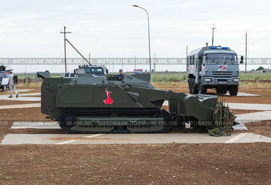 Средняя Ахтуба, Волгоградская область, Россия. Военная инженерная машина , роботизированный комплекс Уран-6  для прокладки проходов в минных заграждениях и разминирования местности. (2022 год). Редакционное фото, фотограф Андрей Цыганков / Фотобанк Лори