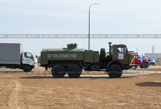 Средняя Ахтуба, Волгоградская область, Россия. Военная техника. Военный топливозаправщик, цистерна на шасси грузовика КАМАЗ, основного армейского автомобиля. (2022 год). Редакционное фото, фотограф Андрей Цыганков / Фотобанк Лори