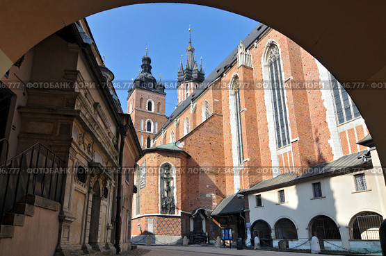 St. Mary's Basilica, Cracow PolandPoland, Krakow, Basilica of the Virgin Mary. Редакционное фото, агентство BE&W Photo / Фотобанк Лори