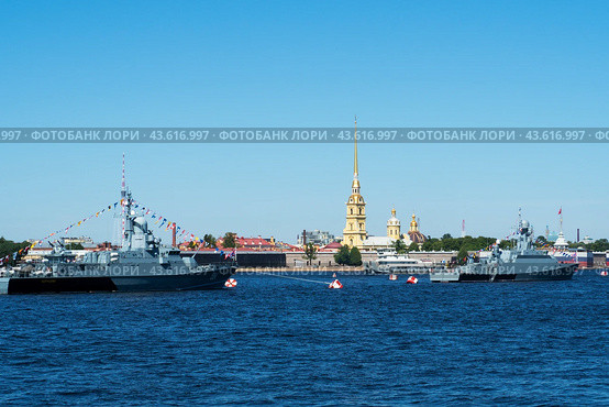 St. Petersburg, Russia, July 24, 2024: Warships on the Neva River. The parade is a celebration of the Navy Day. Редакционное фото, фотограф Глущенко Елена / Фотобанк Лори