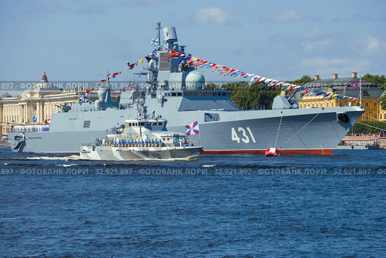 ST. PETERSBURG, RUSSIA - JULY 25, 2019: Anti-sabotage boat "Unarmeets of the Arctic" against the backdrop of the frigate "Admiral of the Fleet Kasatonov." A fragment of the naval parade in honor of Navy Day. Редакционное фото, фотограф Виктор Карасев / Фотобанк Лори