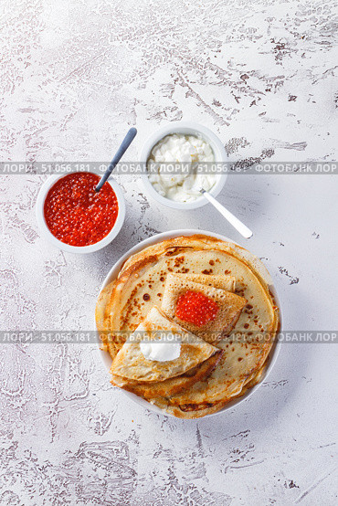 Stack of russian pancakes blini with red caviar, fresh sour cream. Стоковое фото, фотограф Ирина Буракова / Фотобанк Лори