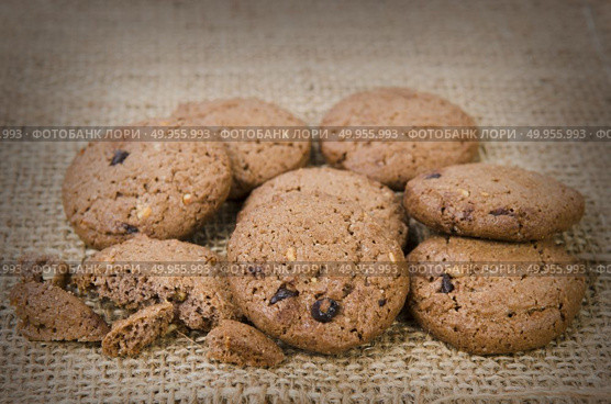 Stacked chocolate chip cookies on brown napkin. Стоковое фото, агентство Ingram Publishing / Фотобанк Лори