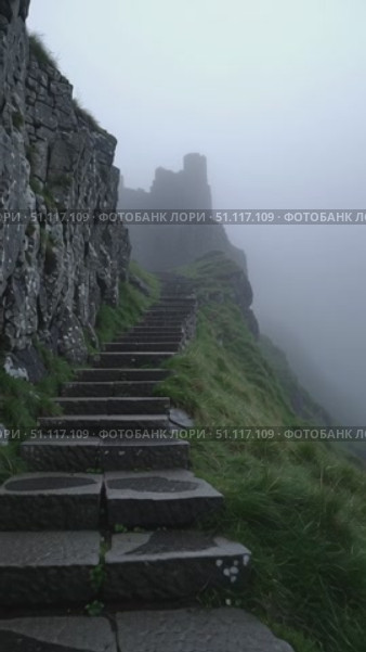 Stairway leading to ancient ruins on a misty mountain in a serene landscape. Стоковое AI-видео, аниматор Сергей Толмачёв / Фотобанк Лори