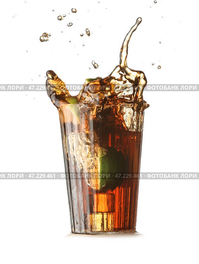 Стакан вкусного коктейля Cuba Libre с вкраплениями на белом фоне. Стоковое фото, фотограф Pixel_shot / Фотобанк Лори