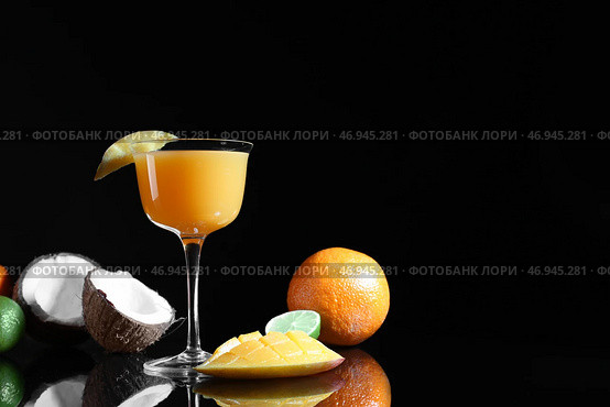 Стакан вкусного манго-маргариты и тропических фруктов на темном фоне. Стоковое фото, фотограф Pixel_shot / Фотобанк Лори