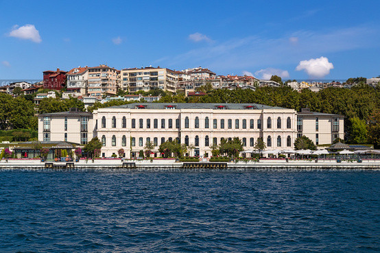 Стамбул, Турция. Отель Four Seasons Bosphorus - бывший дворец визиря Атик-паша на берегу пролива Босфор (2016 год). Редакционное фото, фотограф Rokhin Valery / Фотобанк Лори