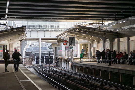 Станция метро Кутузовская, Московский метрополитен, Москва, Россия. Пассажиры ожидают прибытия поезда метро на железнодорожных платформах. (2023 год). Редакционное фото, фотограф Андрей Степанов / Фотобанк Лори