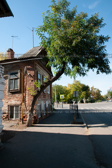 Старая Астрахань, улица, дом с причудливой крышей, дерево, растущее рядом. Стоковое фото, фотограф Павел Просянов / Фотобанк Лори