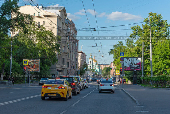 Старая Басманная, Спартаковская улицы. Богоявленский кафедральный собор в Елохове. Москва (2019 год). Редакционное фото, фотограф Александр Щепин / Фотобанк Лори