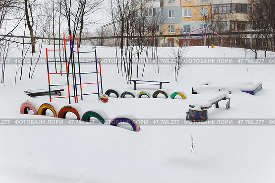 Старая детская площадка, засыпанная снегом (2010 год). Стоковое фото, фотограф Snezka / Фотобанк Лори
