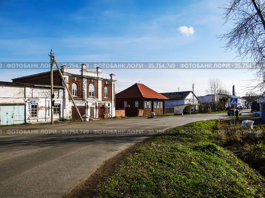 Старая городская застройка. На перднем плане - каменный дом с чайной лавкой. (Магазин А.В.Лапина). XIX в. Ленина ул., 1. Верхотурье. Свердловская область (2012 год). Редакционное фото, фотограф Сергей Афанасьев / Фотобанк Лори
