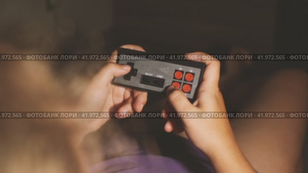 Старая консоль sega dendy джойстик в руке кавказской девушки. Концепция домашней деятельности. Стоковое видео, видеограф Воловодов Владимир / Фотобанк Лори