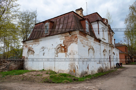 Старая контора конезавода усадьбы графа С.А. Строганова. Псковская область, Порховский район, Волышово (2022 год). Стоковое фото, фотограф Анна Карасева / Фотобанк Лори