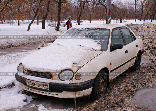Старая Toyota Corolla стоит в грязи у обочины (2013 год). Редакционное фото, фотограф Павел Кричевцов / Фотобанк Лори