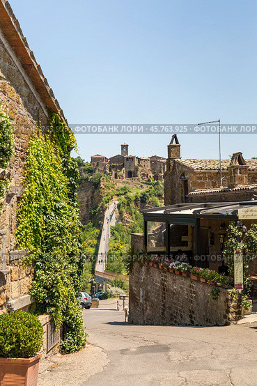Старая улочка Civita di Bagnoregio (2015 год). Стоковое фото, фотограф Довбыш Владислав Викторович / Фотобанк Лори