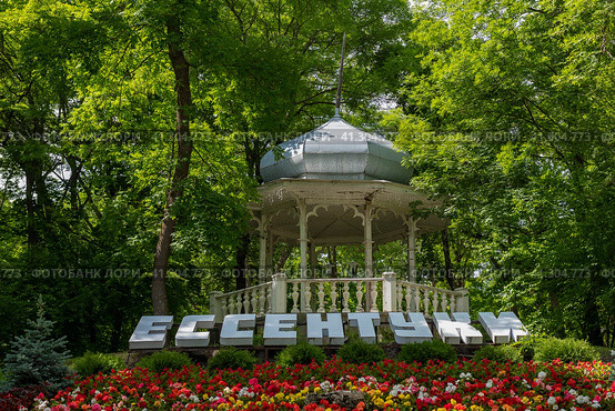 Старинная беседка "Место встречи" в городском парке солнечным июньским днем. Ессентуки, Кавказкие минеральные воды (2023 год). Стоковое фото, фотограф Виктор Карасев / Фотобанк Лори