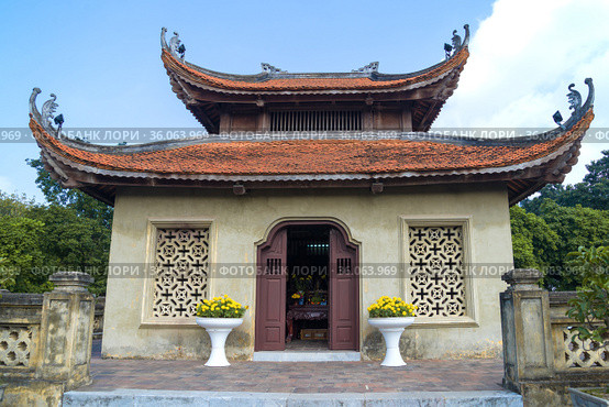 Старинная буддистская пагода на вершине Северных ворот городской цитадели Thang Long . Ханой, Вьетнам (2016 год). Стоковое фото, фотограф Виктор Карасев / Фотобанк Лори
