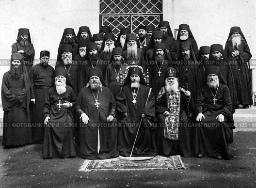 Старинная фотография первосвященников Свято-Успенского Патриаршего монастыря в городе Одесса, Украина, 1950 год. Редакционное фото, фотограф Александр Лесик / Фотобанк Лори