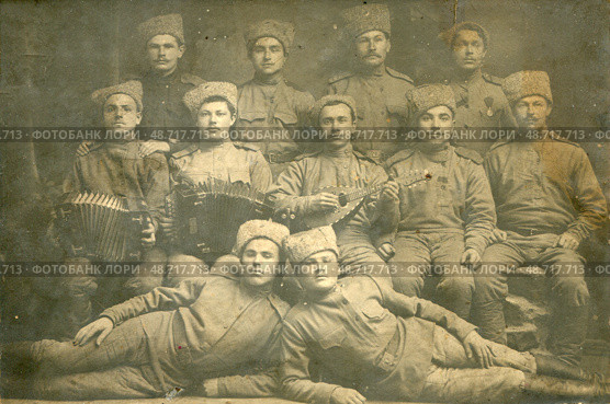 Старинная групповая фотография казаков в папахах с музыкальными инструментами. Стоковое фото, фотограф Retro / Фотобанк Лори