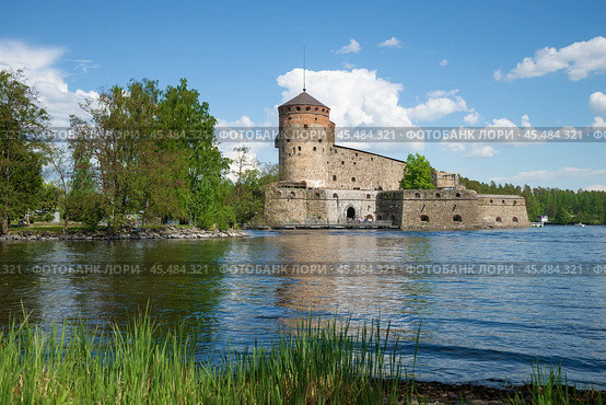 Старинная крепость Олавинлинна (Олафсборг, 1475 г.) в июньском пейзаже  солнечным днем. Савонлинна, Финляндия (2017 год). Стоковое фото, фотограф Виктор Карасев / Фотобанк Лори