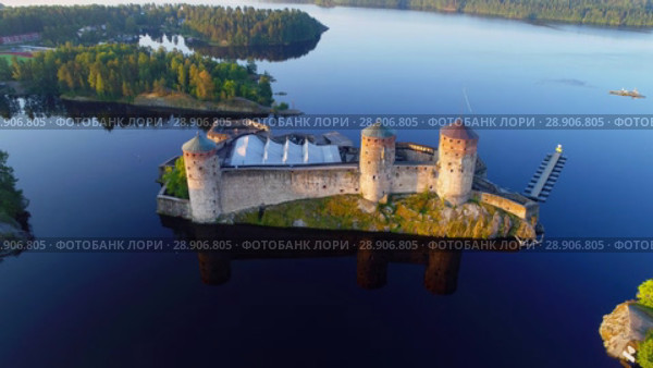 Старинная крепость Олавинлинна в утреннем пейзаже (аэросъемка). Савонлинна, Финляндия (2018 год). Стоковое видео, видеограф Виктор Карасев / Фотобанк Лори